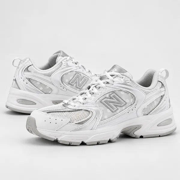 Par de New Balance 530, de costado